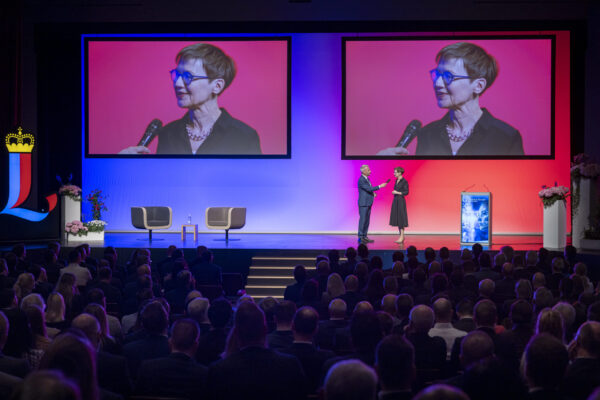 Finance Forum Liechtenstein, Bild aufgenommen im Vaduzersaal in Vaduz am 06.05.2025 
- Reto Lipp Moderator und Brigitte Haas, Regierungschefin des Fürstentums Liechtenstein (v.l.) 
FOTO & COPYRIGHT: DANIEL SCHWENDENER